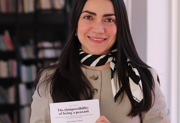 Juanita Esguerra Rezk hält ein Buch mit dem Titel 'The (im)possibility of being a peasant',