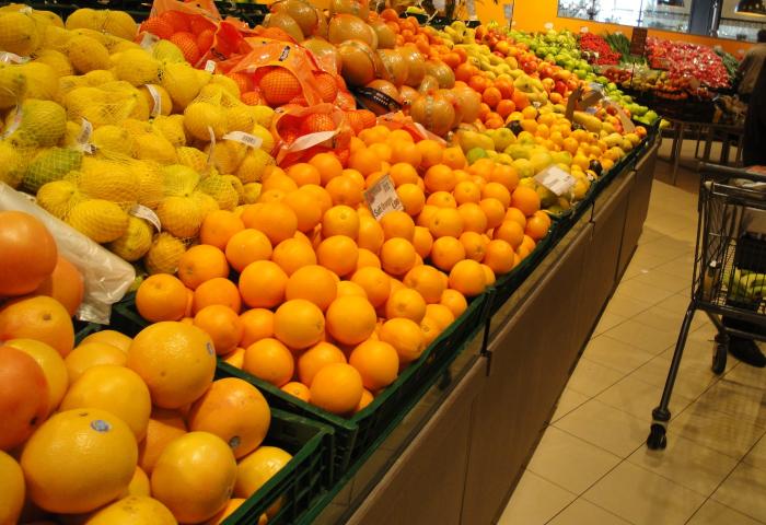 LEH Auslage von Citrusfrüchten, darunter Orangen, Grapefruits und Zitronen. Einige Früchte sind in Netzen verpackt.