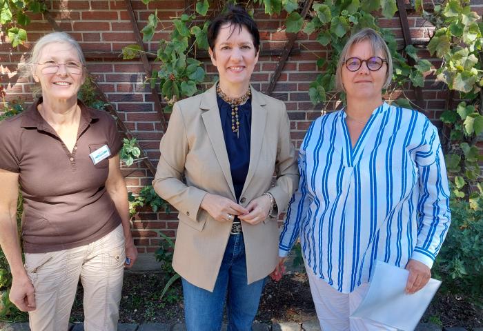 LVÖ-Vorstand Ute Rönnebeck (r.), Landwirtschaftsministerin Silke Gorißen (mitte) und Ruth Laakmann vom Demeter-Schanzenhof 