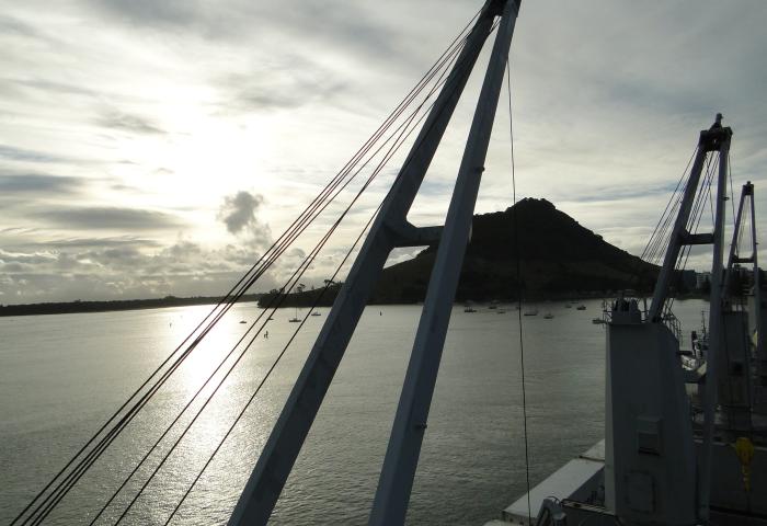 Sicht vom Containerschiff auf den Hafen in Tauranga 