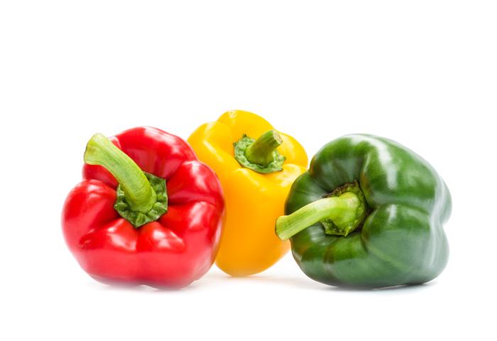 Drei Paprika: eine rote, eine gelbe und eine grüne, in einer leicht versetzten Anordnung. Die Paprika haben glatte Oberflächen und frische Stiele.