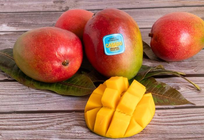 ganze und aufgeschnittene Mangos