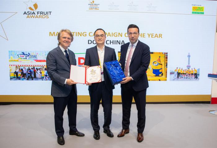 Leo Li in der Mitte erhält den Award von Chris White links und David Axiotis rechts. Im Hintergrund steht 'ASIA FRUIT AWARDS' und 'MARKETING CAMPAIGN OF THE YEAR DOLE CHINA'.