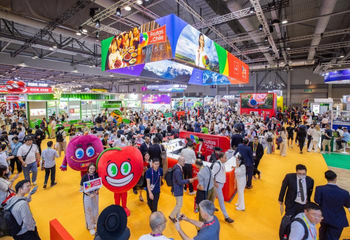 Besucherandrang in einer Halle der ASIA FRUIT LOGISTICA