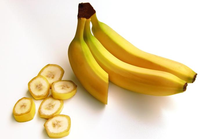 ganze Bananen und in Stücken