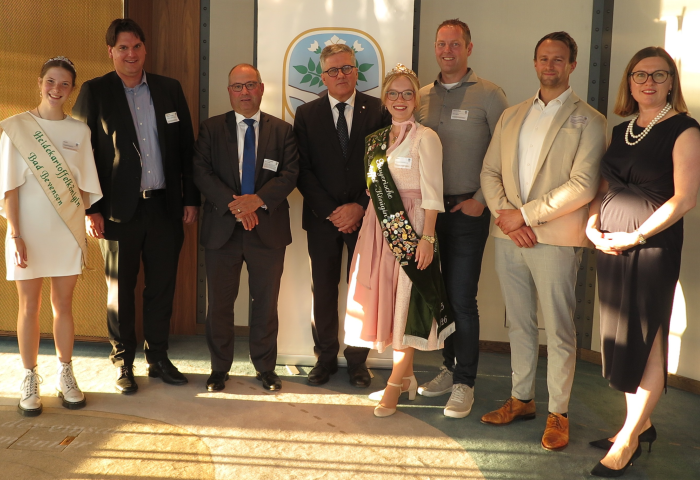 Gruppenfoto v.l.: Heidekartoffelkönigin Paula I, Prof. Dr. Hanno Friedrich, Dr. Christopher Schwieger, Thomas Herkenrath, Bayrische Kartoffelkönigin Elena I, Wiechert Steert, Sascha Rosenblatt, Jutta Becker-Ritterspach. Zwei Frauen tragen Schärpen, alle sind formell gekleidet.