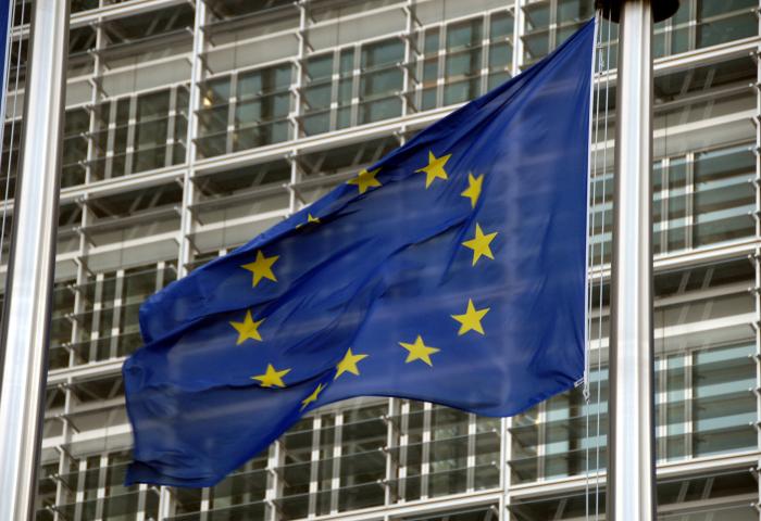 wehende Europaflagge vor einem modernen Gebäude