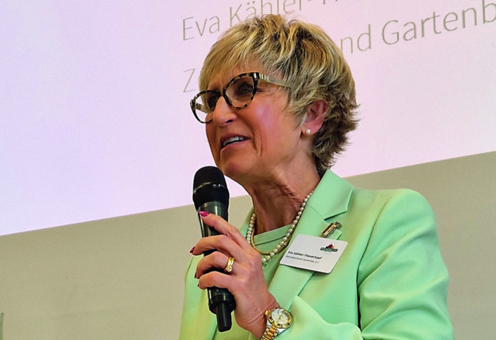 Eva Kähler-Theuerkauf hält eine Präsentation und spricht dabei in ein Mikro.