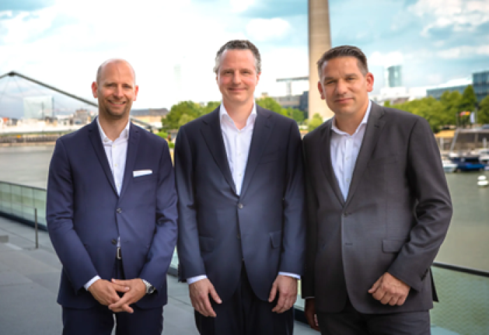 (v.l.) Florian Holzmann, Dr. Bernhard Höveler, Daniel Belka