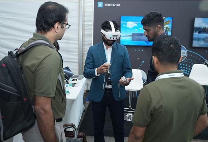 Mann mit Virtual Reality Brille