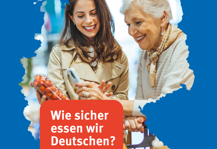 Titelbild: Innerhalb eines Länderumrisses von Deutschland sieht man zwei Personen nebeneinander stehen, eine hält Lebensmittel, die andere ein Handy. Text im Vordergrund: 'Wie sicher essen wir Deutschen?'