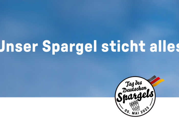 Text 'Unser Spargel sticht alles' auf blauem Hintergrund. Logo 'Tag des Deutschen Spargels' mit Datum '05. MAI 2023' und grafischen Elementen.