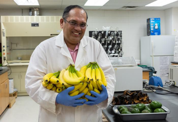 Prof. Srinivas Janaswamy mit Bananen im Arm