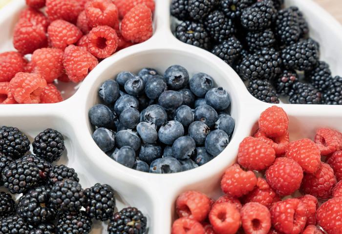 Brombeeren, Himbeeren, Blaubeeren in Schale