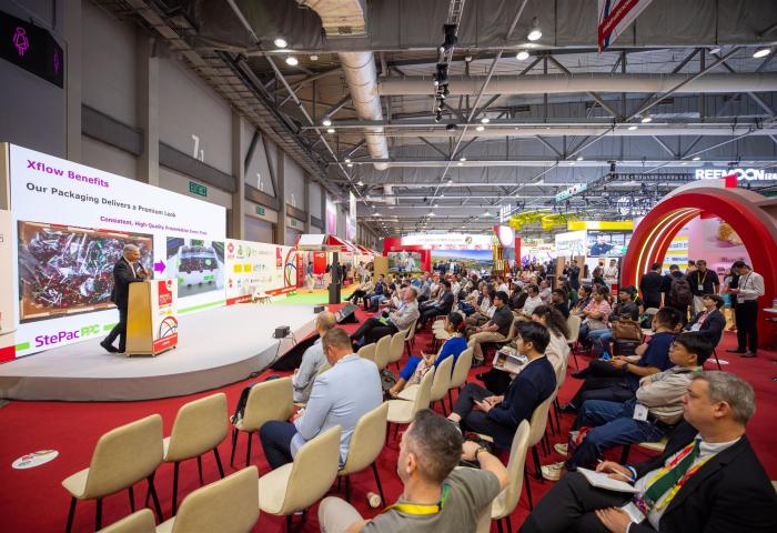 Messeprogramm während der Asia Fruit Logistica: Ein Mann spricht vor diversen Zuhörern