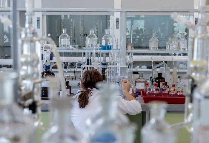 Frau in Laborumgebung