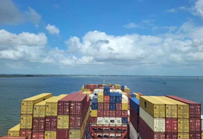 Blick auf ein Containerschiff im Hafen Antwerpen-Brügge