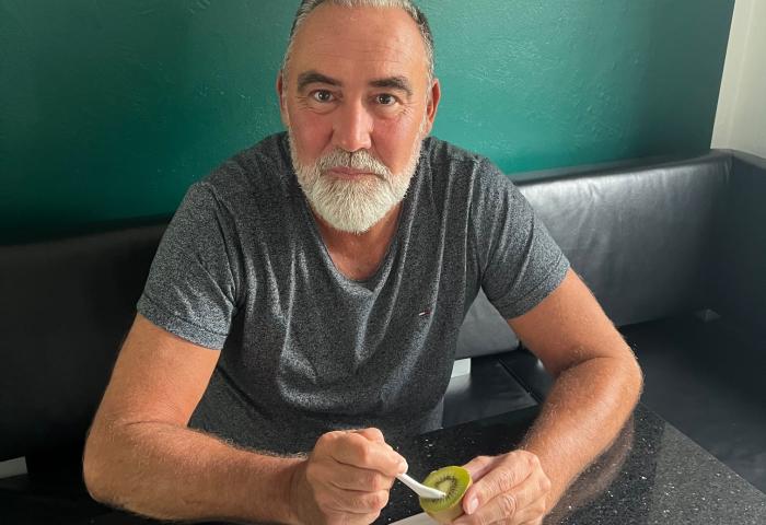 Hans-Jürgen Kirsch isst Kiwis