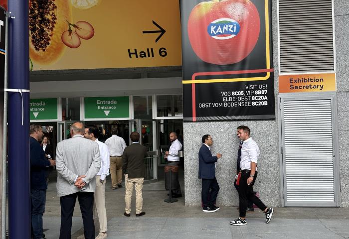 Halleneingang der IFEMA mit Kanzi-Werbung an der Wand