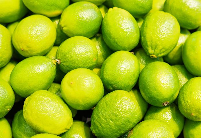 Mehrere frische Limetten als ganze Früchte 