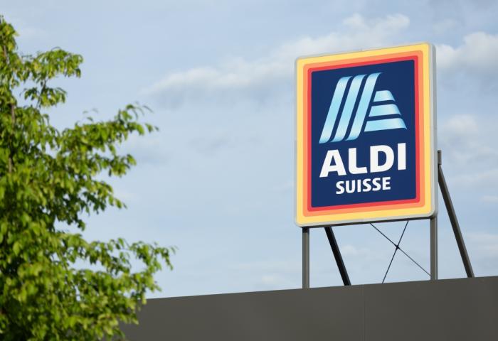 Aldi Suisse Schild auf einem Filialdach