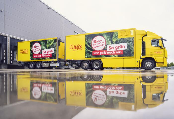 gelbe Lkw mit "grüner" Werbung
