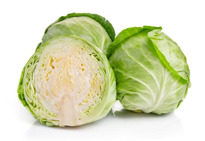 ganzer und halbierter Weißkohl