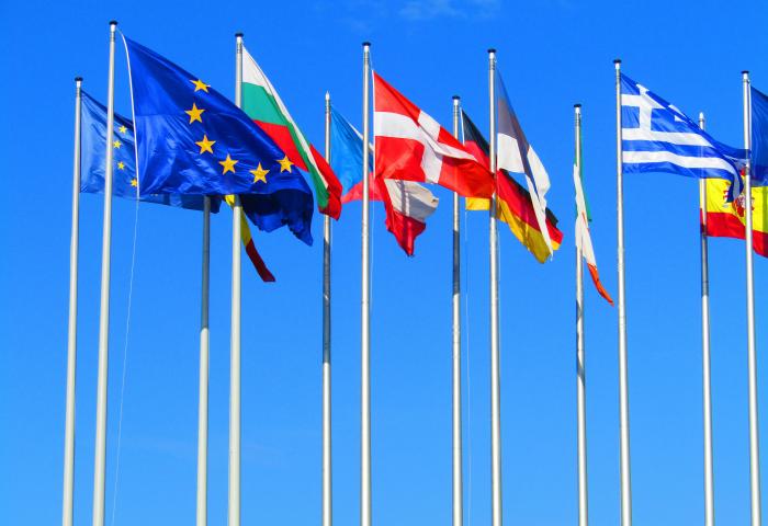 Fahnen des EU-Parlaments in Straßburg