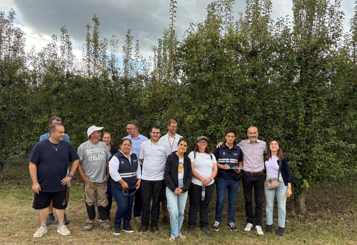 Gruppenbild der ecuadorianischen Vertreter im italienischen Birnenanbau