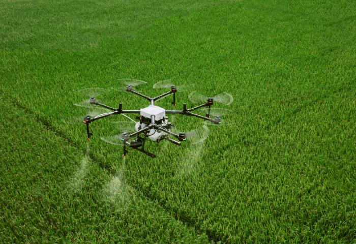 Drohne fliegt über ein Feld