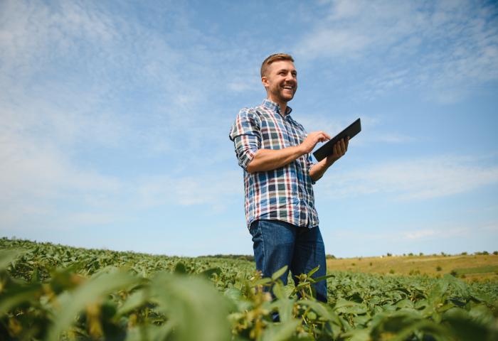 Junger Landwirt im Feld mit Tablet