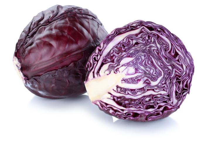 ganzer und halbierter Rotkohl