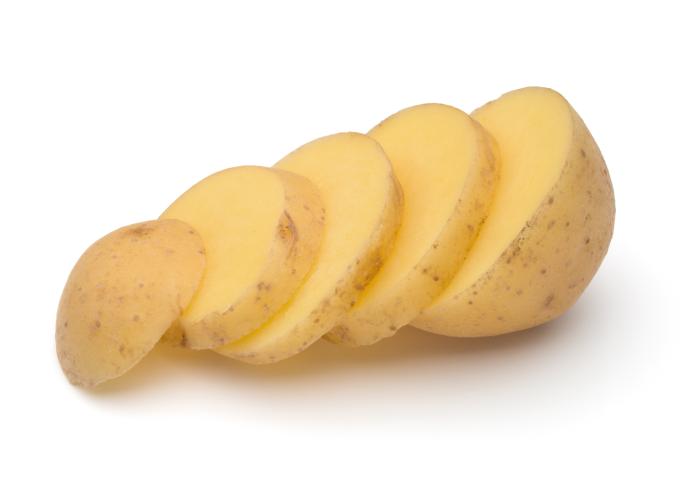 Aufgeschnittene gelbe Kartoffel mit sichtbarer Schale und glatter Schnittfläche.
