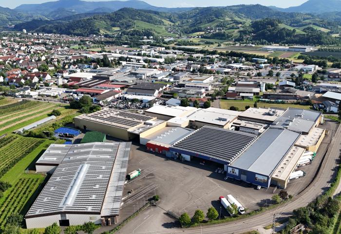 Der Obstgroßmarkt Mittelbaden aus der Luft, im Hintergrund die Stadt Oberkirch und die Vorbergzone.