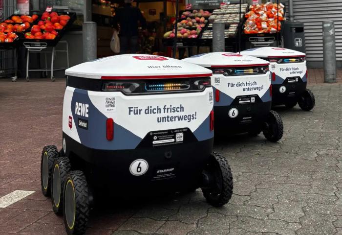 Lieferbots von Rewe in einer Reihe