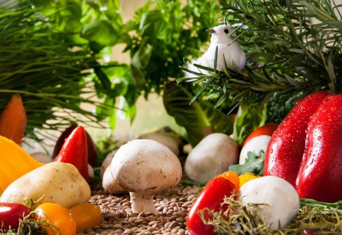 Frische Champignons, rote Paprika, gelbe und rote Chilis, Kartoffeln und grüne Kräuter