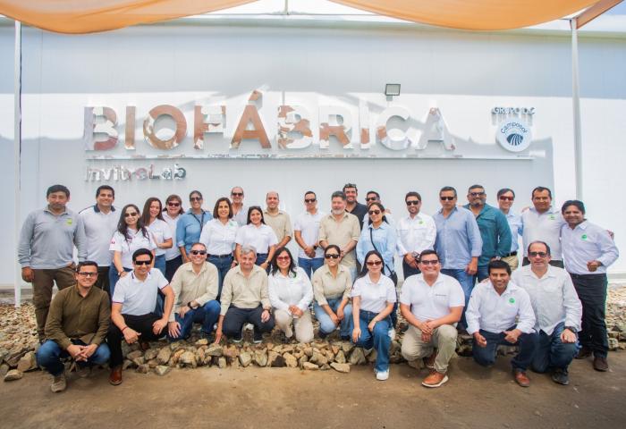 Camposol-Team vor der neuen Bio-Fabrik