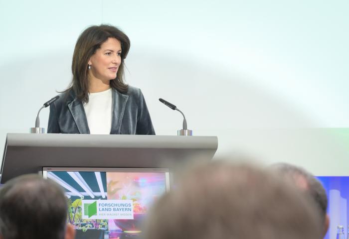 Staatsministerin Michaela Kaniber bei ihrer Eröffnungsrede im Rahmen des Fachsymposiums im Haus der Bayerischen Wirtschaft in München