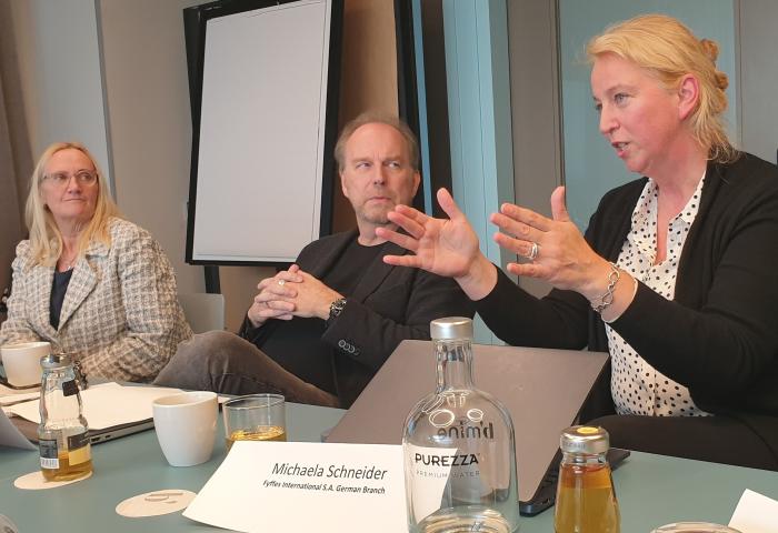 Gesprächssituation im Rahmen der Düsseldorfer Runde.