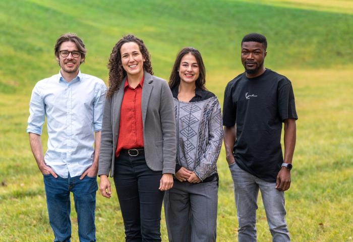 Mitglieder der Nachwuchsforschungsgruppe: v.l. Anthony Gerhardt, Gruppenleiterin Dr. Vanessa Castro, Una Smailbegovic und Emmanuel Udekwe Nwanegbo