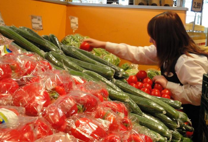Eine Obst- und Gemüseabteilung im deutschen LEH. 