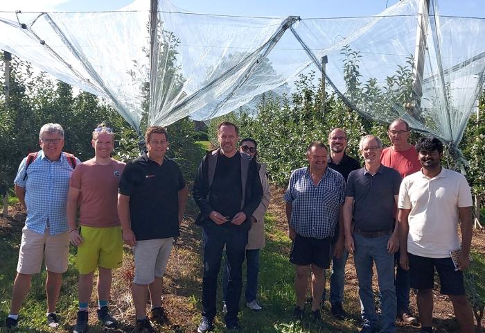 Zehn am Projekt beteiligte Personen vor einer Apfelplantage. Ihre Namen sind: Markus Mayer (IWT), Peter Buckel (DHBW), Matthias Strobel (inMach), Hans Riepe-Gedon und Fatma Mawla (gedonsoft), Hubert Bernhard (Osthof Bernhard), Manuel Wopfner (gedonsoft), Thomas Dietmüller (DHBW), Andreas Mahler (inMach), Pranav Tej Gangavarapu (DHBW)