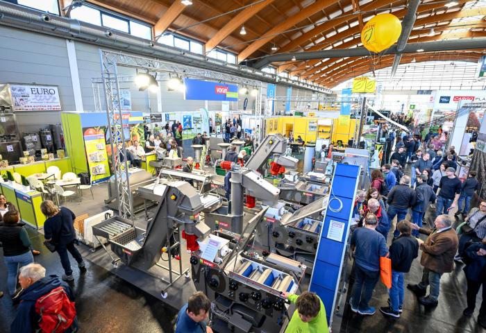 Halle auf der Fruchtwelt Bodensee mit Maschinen