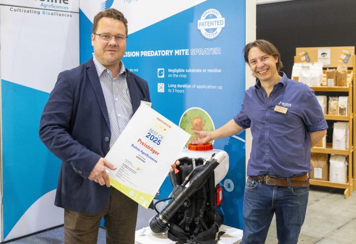 Simon Schumacher, VSSE (li.) übergibt Innovationspreis an Ansgar Bergau, Bioline AgroSciences.