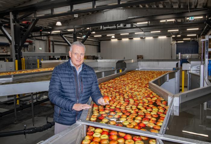 Stefan Rütten in der neuen Wasserentleerungsanlage für Äpfel