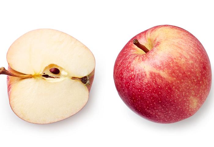 ganze und aufgeschnittene Äpfel