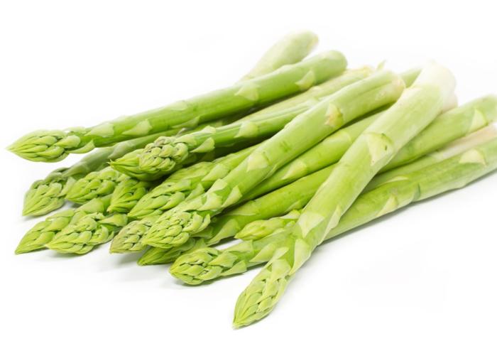 einige Stangen frischer, grüner Spargel auf weißem Hintergrund