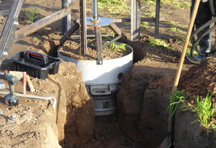 Mikrolysimeter bei der Installation in den Boden