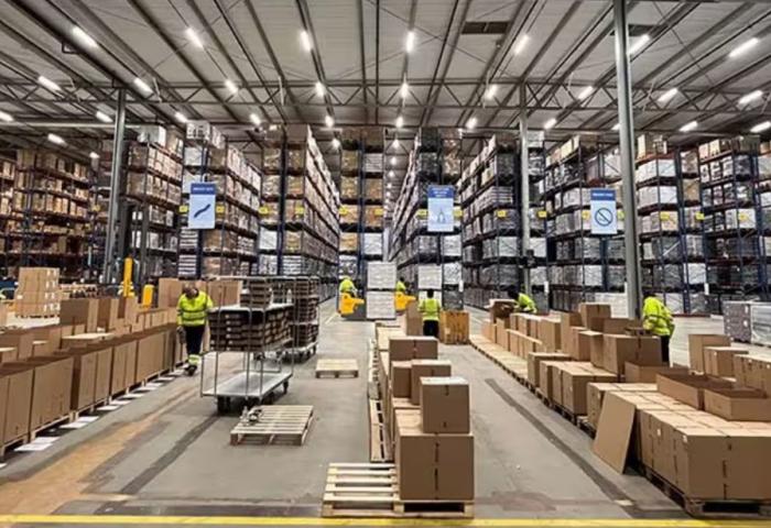 Lagerhalle mit Paketen