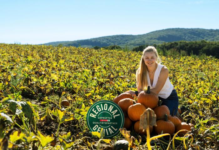 Carina Gschaider, Landwirtin aus Niederösterreich, auf Kürbisfeld